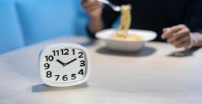 Comer tarde da noite faz mal? Entenda como o horário das refeições pode influenciar glicemia e peso