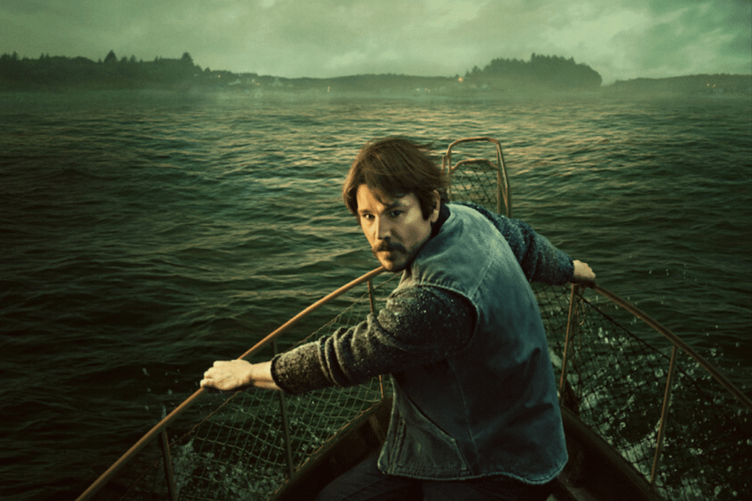 “Profundezas” acompanha um pescador que enfrenta uma criatura marinha misteriosa e tenta proteger sua família e a cidade em que vive (Imagem: Reprodução digital | Pacesetter UK e Netflix)