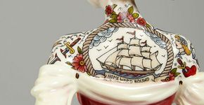 Artista questiona padrões de beleza com tatuagem em bonecas