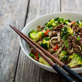 Featured mobile: Esse macarrão com carne moída e brócolis é uma opção completa para um jantar nutritivo