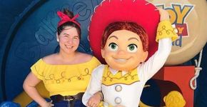 Fãs burlam proibição e exibem looks de personagens da Disney