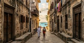 Ruas estreitas e sinuosas, casas de pedra coral e portas de madeira ricamente entalhadas ocupam um promontório diante do Índico: a cidade de Zanzibar onde influências africanas, árabes, indianas e europeias se misturaram durante séculos