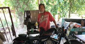 Homem com cara de mendigo surpreende loja e compra moto à vista