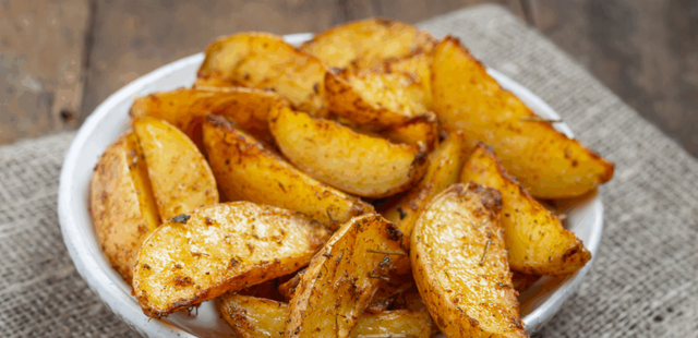 Aprenda a fazer uma batata rústica na air fryer que fica super crocante e deliciosa