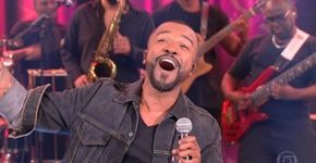 Alexandre Pires cospe água no palco do Domingão ao vivo