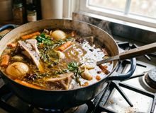 Featured side: O caldo de osso é famoso pelo colágeno que contém, mas seus benefícios vão muito além disso
