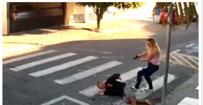 Vídeo de mulher matando assaltante no Brasil viraliza no mundo