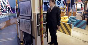 Silvio Santos visita exposição em sua homenagem no MIS