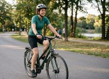 Featured side: Pedalar em vez de ir à academia é muito bom, mas só funciona se a pedalada durar pelo menos 30 minutos seguidos, sem interrupções e a uma velocidade constante de 18 km/h