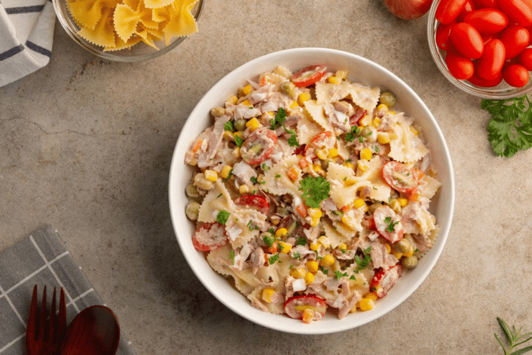 Salada de macarrão com atum e legumes (Imagem: Kritchai7752 | Shutterstock)