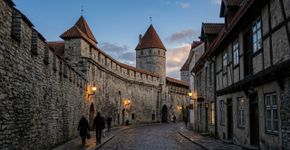 Erguida entre cidade alta e cidade baixa, com muralhas medievais que ainda superam 15 metros em alguns trechos, Tallinn cresceu como potência da Liga Hanseática: o centro estoniano onde ruas estreitas, igrejas e casas de mercadores preservam a estrutura dos séculos XIII e XIV