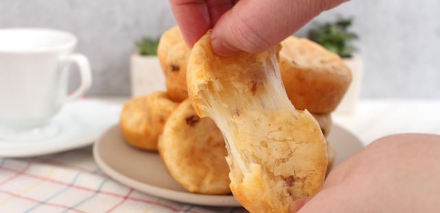 4 ingredientes, 1 receita deliciosa: faça pão de queijo com bacon em casa