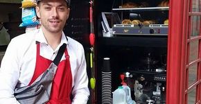 Jovem transforma cabine telefônica em cafeteria