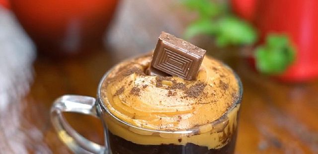 Brownie preguiçoso com doce de leite pronto em 1 minuto