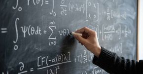 Sem calculadora, resolva 18 + 6 ÷ 3 × 4 e descubra por que fazer a soma primeiro muda a resposta