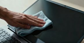 Você está limpando sua tela errado e criando manchas sem perceber