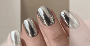 Por que a manicure cromada em unhas curtas virou a febre absoluta deste ano