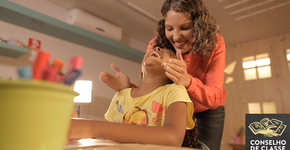 Vídeo mostra a bonita relação de alunos e seus professores