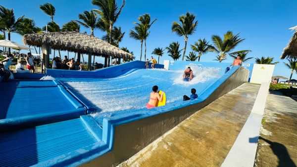 Aventureiros podem tentar surfar na piscina de ondas