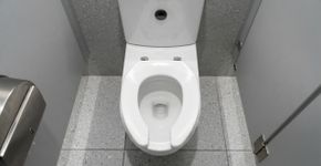 Qual a finalidade da abertura nos vasos sanitários de banheiros públicos?