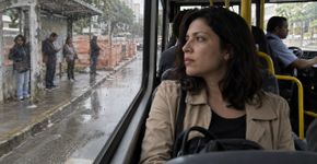 Mulher pegava o mesmo ônibus para o trabalho havia cinco anos, estranhou quando o motorista deixou de parar no ponto de sempre e só descobriu o motivo depois de perguntar aos outros passageiros
