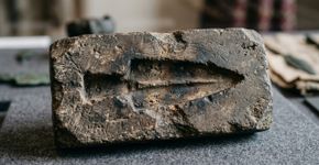 Uma pedra usada na fundação de um celeiro ficou anos no quintal até descobrirem que era uma forma de fabricar lanças há mais de 3 mil anos