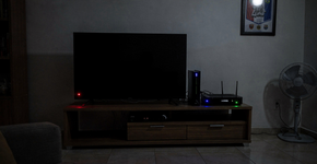 Carregador de celular na tomada gasta luz? A verdade sobre o consumo oculto