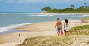 Essa praia secreta conta com piscinas naturais e beleza única no Brasil