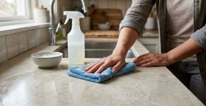 Especialistas em limpeza explicam por que esfregar manchas de gordura com água muito quente nem sempre é a melhor solução e como o tipo de superfície influencia o resultado