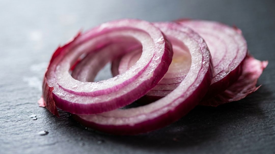 O calor da grelha carameliza rapidamente as cebolas doces enquanto o interior retém a maciez e a suculência.