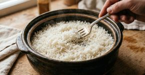 O arroz soltinho não começa na quantidade de óleo: lavar ou não lavar os grãos muda conforme o tipo de arroz usado