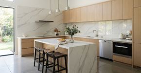 O backsplash de azulejos pequenos ficou para trás: a nova tendência para 2026 é mais contínua, elegante e com menos rejuntes para acumular sujeira