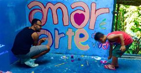 Dia das Boas Ações reúne voluntários para colorir favela no Rio