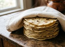 Featured side: A maneira mexicana de manter tortillas macias não exige forno nem micro-ondas: depois de aquecidas, elas são empilhadas e embrulhadas em um pano para conservar calor e umidade até a hora de montar os tacos