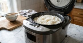 Na Coreia do Sul, panela de arroz não precisa permanecer no modo aquecer por horas: desligar o aparelho após o preparo e armazenar corretamente o alimento evita consumo contínuo de eletricidade e desperdício