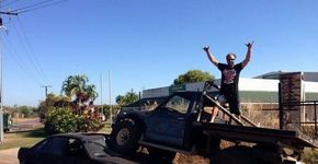 Por vingança, homem destrói carro do novo namorado da ex