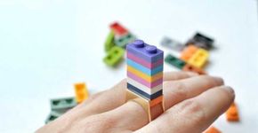 Artistas franceses criam linha de jóias feitas com peças de Lego