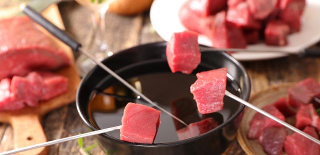 O segredo do fondue de carne perfeito para impressionar seus convidados neste frio