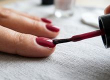 Featured side: Melhor dica para o esmalte ficar mais tempo sem descascar nas pontas