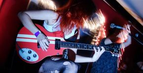 Mulher precisa ser vista com igualdade, diz guitarrista