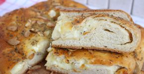 Receita de pão de alho caseiro com queijo de lamber os dedos