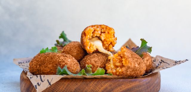 O bolinho de arroz recheado com queijo que vai roubar a cena no seu próximo lanche