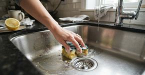 A pia ficou com resíduos de gordura mesmo depois de lavada? Este ingrediente pode ajudar
