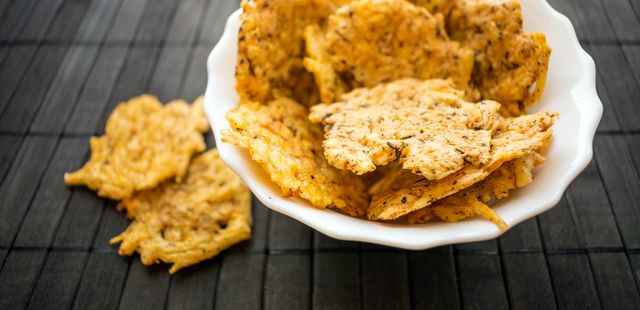 Crisps de queijo parmesão fácil com apenas 1 ingrediente