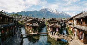 A 2.400 metros de altitude, canais alimentados por águas que descem de uma montanha nevada atravessam casas de madeira e ruas antigas: a cidade chinesa onde um sistema secular de abastecimento continua funcionando até hoje