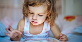 Estudo relaciona atrasos na linguagem a brinquedos eletrônicos