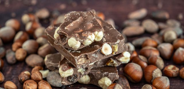 O clássico ficou melhor: pé de moleque com leite condensado e chocolate