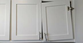 Porta de armário começa a cair de um lado e o parafuso gira sem apertar, sinal de que a fixação da dobradiça pode ter perdido apoio no MDF