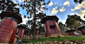 Quartos de hotel na Serra Gaúcha ficam em antigas barricas de vinho