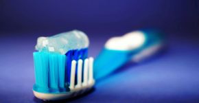 Anvisa alerta para riscos de uso de creme dental comum no mercado